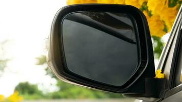 espelho asa do carro estacionamento debaixo do amarelo mais velho dentro a brisa com luz solar. foto