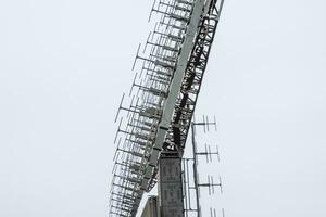 militares radar antena. uma rede do pequeno antenas coletado ampla foto