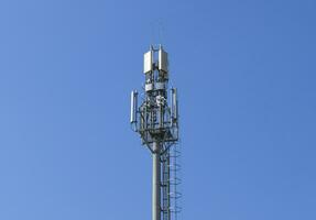 a torre célula torre com transponders. comunicação technologi foto