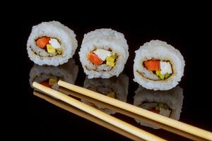maki Sushi sobre Preto fundo sashimi sussurrar foto