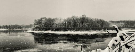 inverno panorama com a madeira rio. Ucrânia foto