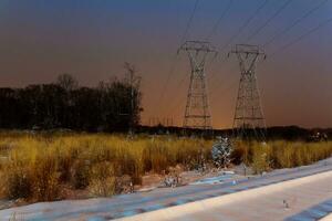 industrial panorama - iluminado estrada de ferro estação de inverno noite com queda de neve foto