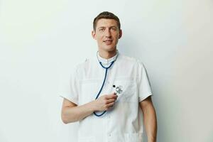 homem adulto estetoscópio praticante médico pessoa Cuidado saúde médico clínica fundo cirurgião foto