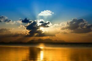 pôr do sol céu em a lago dentro sul do Tailândia., desfocado imagem. foto