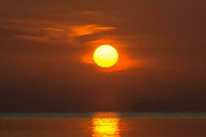 pôr do sol céu em a lago dentro sul do Tailândia., desfocar imagem. foto