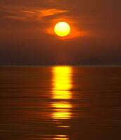 pôr do sol céu em a lago dentro sul do Tailândia., desfocar imagem. foto