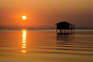 pôr do sol céu em a lago dentro sul do Tailândia., desfocar imagem. foto