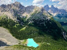aéreo Visão do a azul turquesa lago sorapis, lago di sorapiss, com montanhas com a fundo dentro dolomitas. 1 do a a maioria lindo lagos dentro Itália. famoso destino. foto