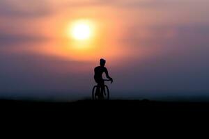 silhuetas ciclistas em a de praia às pôr do sol. foto
