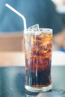 refrescante suave beber com gelo em a mesa foto