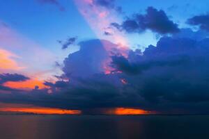 pôr do sol céu às a lago com chuva nuvem. foto