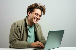 ai gerado feliz homem com computador portátil foto