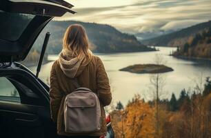 ai gerado uma mulher abertura a tronco do uma carro enquanto viajando foto