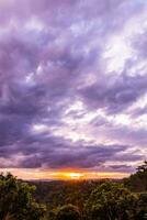 lindo céu e nuvens durante crepúsculo tempo. pôr do sol. foto