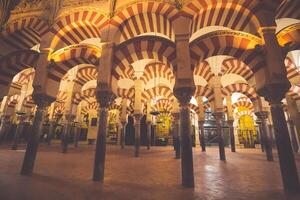 la mezquita catedral dentro Córdoba, Espanha. a catedral estava construído dentro do a antigo ótimo mesquita. foto
