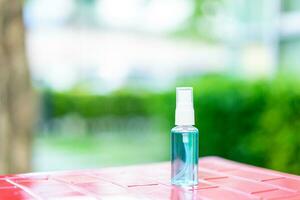 frasco spray de álcool para limpeza e prevenção do vírus corona, covid-19 foto