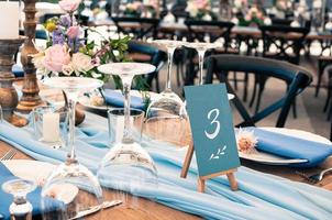 configuração de mesa de decoração de casamento ou evento, detalhes em azul foto
