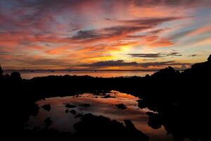 crepúsculo céu depois de pôr do sol sobre a lago. foto