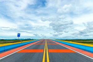 esvaziar estrada e colorida a tráfego linhas. foto