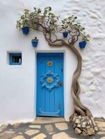 ai gerado uma azul porta com uma flor e uma cesta foto
