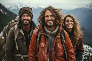 ai gerado amigos abraçando a hygge do Nevado montanha caminhada, hygge conceito foto