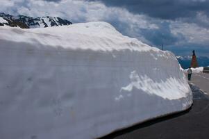 uma ampla neve banco foto