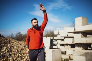 adulto homem é exercício ao ar livre em ensolarado dia. ele é alongamento dele corpo. foto