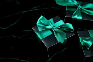 luxo Preto presente caixas com verde fita foto