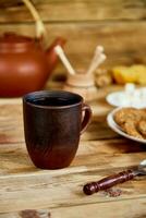 tarde chá, chá cerimônia, chaleira querida copos do chá com biscoitos foto