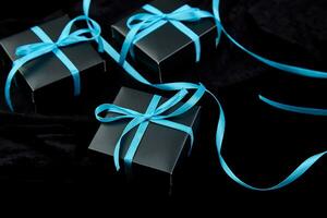 luxo Preto presente caixas com azul fita foto