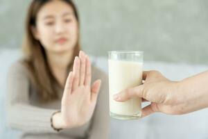 leite alérgenos, doente triste pouco saudável eu vou alérgico mulher, escorrendo abafado dolorido nariz Sofra a partir de intolerância alergia desencadear sintomas. abdominal dor, alérgenos, noz proteína, irritação na pele, morte, Comida alergia foto