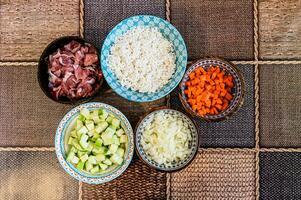 vários lado pratos e pequeno ingredientes cortar dentro a cozinha foto