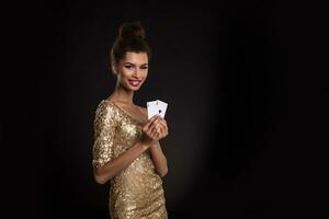 bonita africano menina mostra dois ases dentro cassino pôquer e ganhar foto