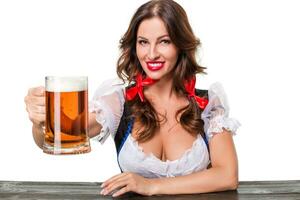 lindo jovem morena menina do oktoberfest Cerveja stein foto