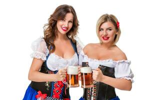 dois lindo loiro e morena meninas do oktoberfest Cerveja stein foto