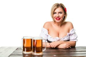 lindo jovem loiro menina do oktoberfest Cerveja stein foto