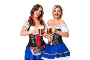 dois lindo loiro e morena meninas do oktoberfest Cerveja stein foto