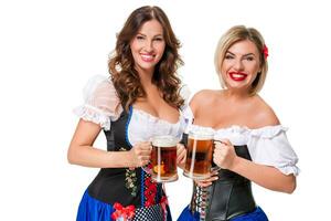 dois lindo loiro e morena meninas do oktoberfest Cerveja stein foto