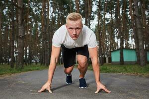 jovem atleta corrida dentro a floresta foto