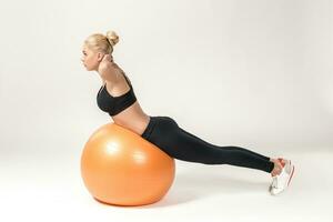 jovem mulher Treinamento com fitball foto