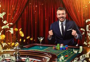 colagem do cassino imagens com homem jogar pôquer roleta às a mesa. jovem homem dentro terno jogando dentro a casino. jogatina. foto