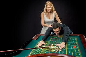 casal jogando roleta vitórias às a casino. foto