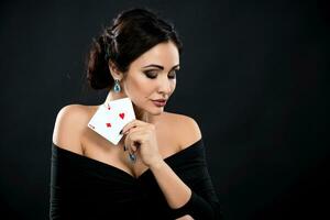sexy mulher com pôquer cartões foto