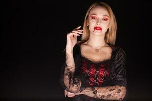 caucasiano mulher vestindo uma sedutor vampiro traje para dia das Bruxas. atraente mulher. foto