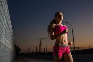 corrida mulher. corredor corrida dentro tarde. foto