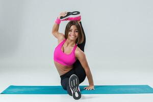 desportivo flexível menina fazendo alongamento exercício foto