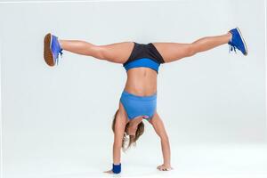 desportivo flexível menina fazendo alongamento exercício foto