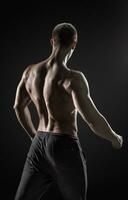 deslumbrante muscular homem ginástica modelo tronco mostrando músculos costas foto