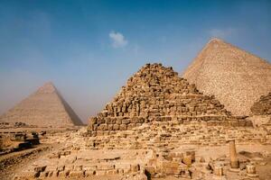 famoso egípcio pirâmides do giza. panorama dentro Egito. pirâmide dentro deserto. África. maravilha do a mundo foto