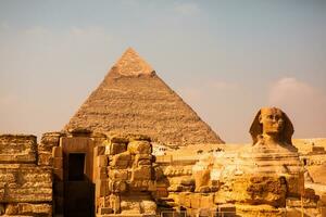 famoso egípcio pirâmides do giza. panorama dentro Egito. pirâmide dentro deserto. África. maravilha do a mundo foto